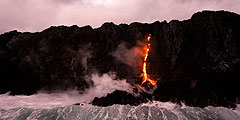 В национальном парке «Гавайские вулканы» активизировался знаменитый щитовой вулкан. Раскаленная лава течет по территории Большого острова в направлении Тихого океана. Последний раз Килауэа выбрасывал лаву в океан в декабре 2011 года