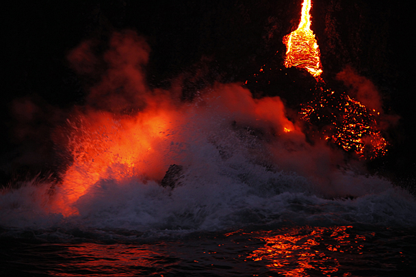 Высота вулкана Килауэа – 1247 м. Он является самым молодым из наземных гавайских вулканов и одним из самых активных действующих вулканов на Земле. Последнее извержение началось 3 января 1983 года и продолжается по настоящее время. В фазу интенсивной активности вулкан вступил 6 марта 2011 года