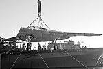 Погрузка Х-47В на USS Harry S. Truman стала первым испытанием по доставке БЛА на борт корабля&#160;(фото: Reuters)