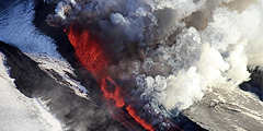 На Камчатке впервые за последние 35 лет началось извержение вулкана Плоский Толбачик. На его южном склоне образовался разлом протяженностью около 5 км с двумя активными центрами извержения жидкой лавы