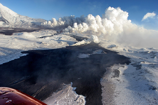 Извергающаяся гора затянута плотной облачностью, что мешает определить достоверно уровень выброса пепла