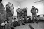 Военнослужащие надевают двухсторонние маскировочные халаты, каждая сторона которых имеет свою окраску&#160;(фото: Сергей Александров/ВЗГЛЯД)