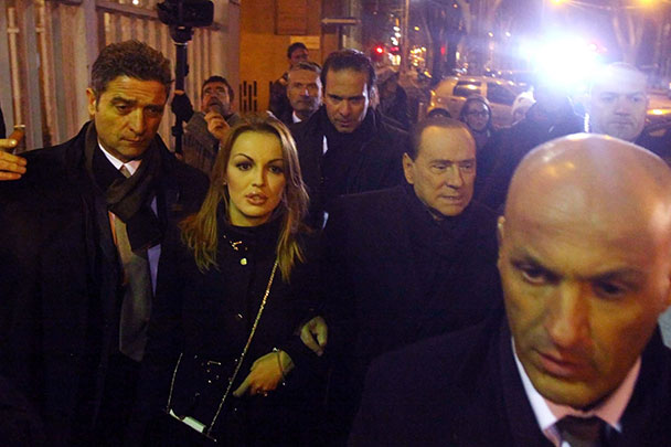 Франческа Паскале как-то призналась, что впервые встретила Сильвио Берлускони в октябре 2004 года на официальном приеме в его римской резиденции. Девушка отмечает, что в ее жизни существуют три главные вещи – ее семья, политика и Берлускони. Она также призналась, что ужасно ревнует жениха к женщинам из его ближайшего окружения, в особенности к бывшей фотомодели Маре Карфанье, которая работала в его кабмине (2008-2011) в качестве министра по вопросам равных возможностей