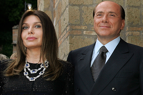 С супругой Вероникой Ларио Берлускони прожил 20 лет. Она решила подать на развод в 2009 году после громкой череды сексуальных скандалов, в которых фигурировало имя Берлускони