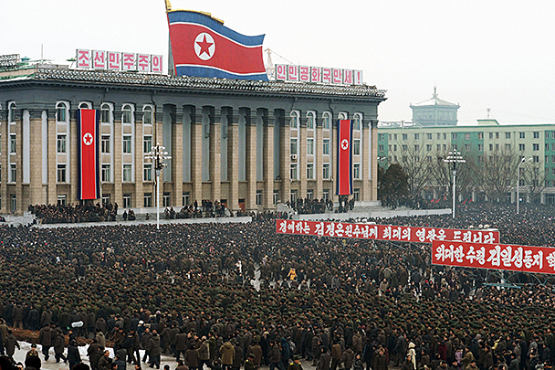 Северокорейское телевидение в специальном выпуске новостей показало, как тысячи военных и гражданских лиц собрались на столичной площади, где проходит торжество

