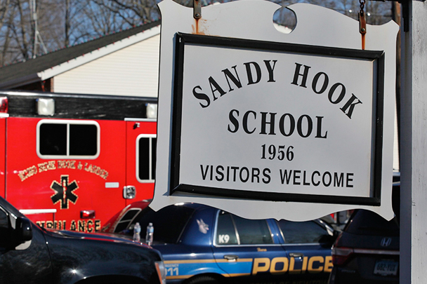 Первый звонок по номеру 911 о выстрелах в школе был получен в 9.30, стрельба стихла лишь в 10.30. В момент стрельбы в школе находилось не менее 600 детей