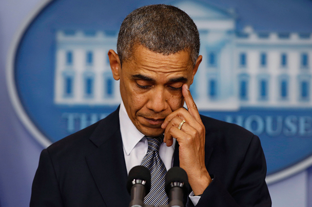 Президент США Барак Обама, объявивший траур, во время своего выступления в Белом доме едва сдерживал слезы