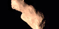 Опубликованны снимки астероида Toutatis, 12 декабря приблизившегося на минимальное расстояние к Земле. С помощью радиотелескопа NASA ученым удалось получить подробные изображения небесного тела. Его столкновение с планетой маловероятно, но ученые собирают информацию обо всех потенциально опасных объектах