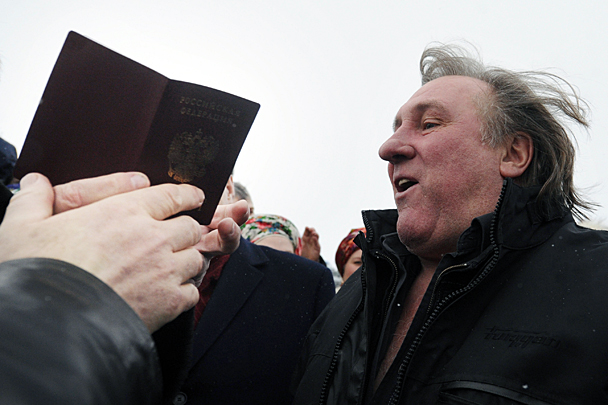 Прибыв в воскресенье в Саранск, Депардье продемонстрировал журналистам новенький российский паспорт