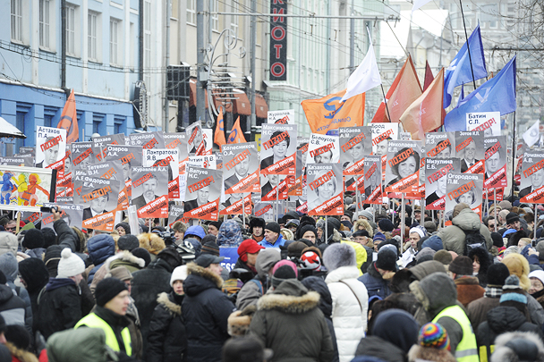 Над колоннами протестующих реют флаги оппозиционных движений, таких как «Солидарность» и РПР-Парнас