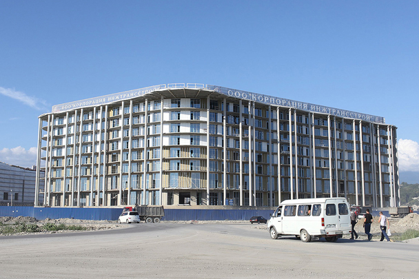 Гостиничный комплекс расположен в шаговой доступности от Олимпийского парка, сейчас здесь проводятся кровельные и фасадные работы
