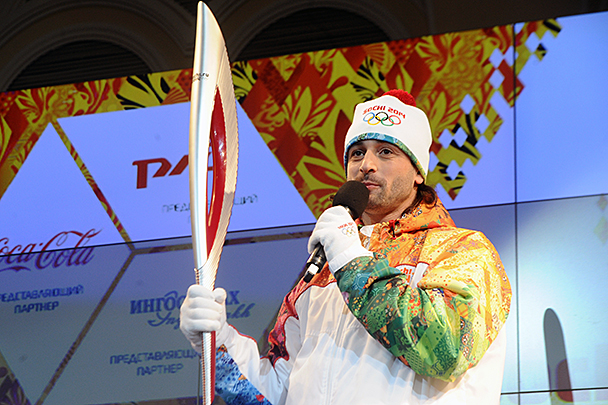 Фигурист Илья Авербух на презентации Олимпийского факела, который выполнен в виде пера жар-птицы