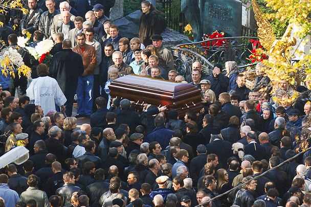 Прошедшие в 2009 году на Ваганьковском кладбище в Москве похороны другого авторитета – Вячеслава Иванькова (Япончика) – были гораздо более пышным и открытым для публики мероприятием
