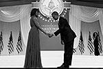«Благодаря ей я становлюсь лучше как мужчина и как президент. Я уже сказал сегодня на обеде в конгрессе: Многие оспаривают достоинства президента, но никто не оспаривает достоинства первой леди», - сказал Обама, представляя свою жену&#160;(фото: Reuters)