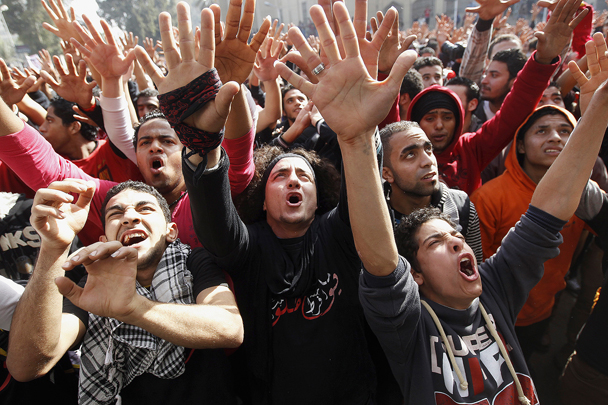 Фанаты «Аль Ахлы», также известные как «ультрас», празднуют смертный приговор своим противникам из клуба команды «Аль-Масри», признанных виновными в резне 1 февраля прошлого года в Порт-Саиде