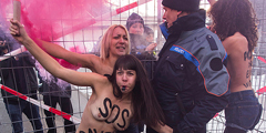 Несмотря на морозную погоду, девушки оголились до пояса и начали оглушительно свистеть, пытаясь привлечь внимание к проблеме дискриминации женщин в современном мире. От политиков и олигархов FEMEN потребовали перераспределить власть и капиталы в пользу слабого пола
