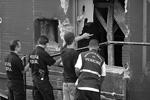 Чтобы спасти людей, пожарным пришлось топорами ломать стену клуба&#160;(фото: EPA/ИТАР-ТАСС)