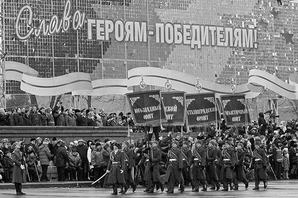 По главной площади Сталинграда прошли более 650 солдат и офицеров ЮВО, а также курсантов академии МВД и кадетов Волгоградского кадетского казачьего корпуса