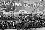 По главной площади Сталинграда прошли более 650 солдат и офицеров ЮВО, а также курсантов академии МВД и кадетов Волгоградского кадетского казачьего корпуса&#160;(фото: ИТАР-ТАСС)