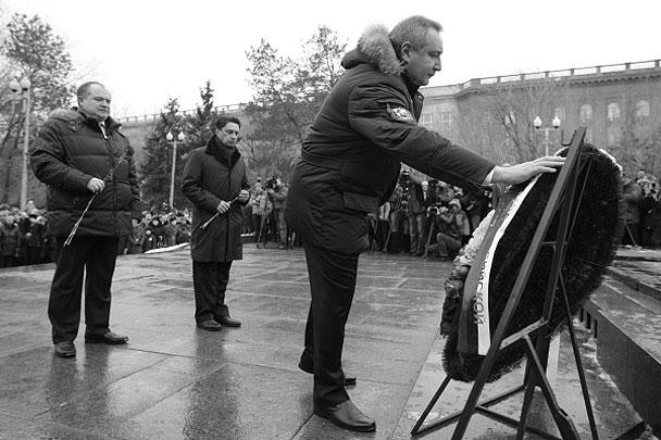 Вице-премьер Дмитрий Рогозин, отвечающий за оборонно-промышленный комплекс, возложил цветы к монументу на Мамаевом кургане