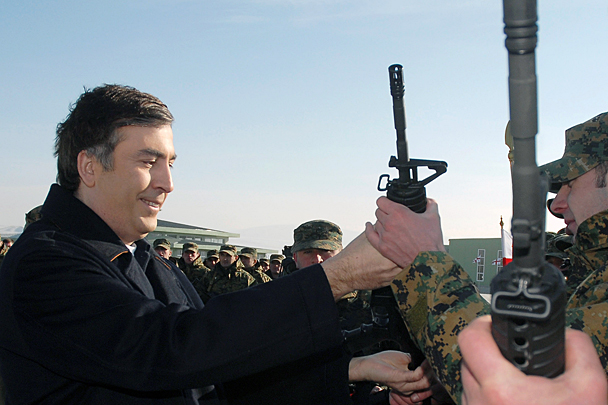 Президент Грузии Михаил Саакашвили передает солдатам автоматические винтовки американского производства  M4 Carbine на открытии новой военной базы в Гори в 2008 году