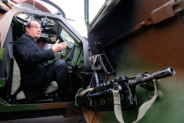 Франсуа Олланд тоже любит фото в стиле «милитари» – президент Франции сидит в бронеавтомобиле во время своего визита на одну из военных баз Франции 9 января 2013 года