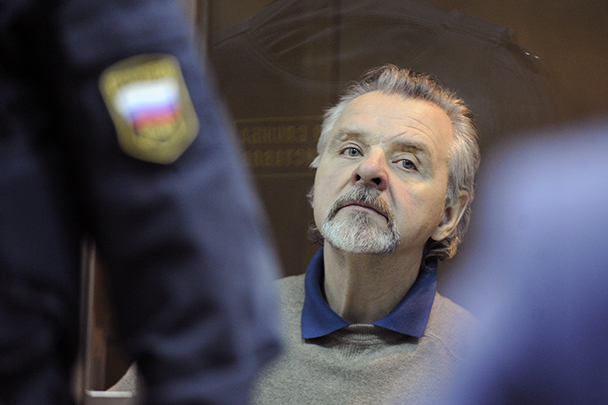 После допроса следователи доставили бывшего прокурора в Мосгорсуд