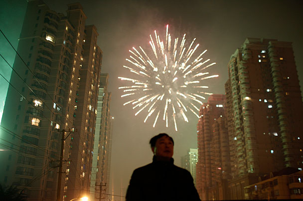 Фейерверк в Шанхае в ночь на воскресенье. Наступивший год черной водяной Змеи по лунному календарю заканчивается 31 января 2014 года