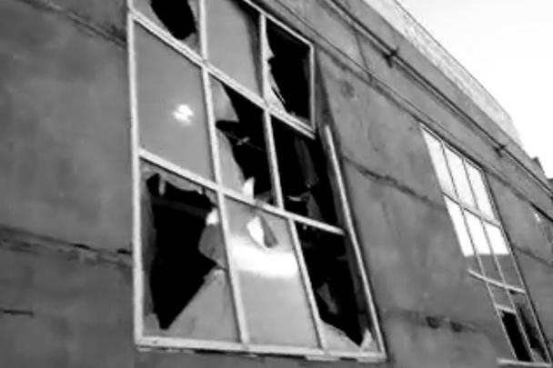 Ударной волной в домах выбиты стекла, в Челябинской области пострадали порядка сотни человек. Всем пострадавшим МЧС пообещало компенсации