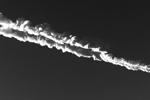 Падение метеорита сопровождалось сильным грохотом, очевидцы сообщают, что на время даже оглохли – в небе остался заметный белый след&#160;(фото: кадр из выложенного в сети видео)