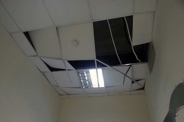 Обвалившийся потолок в редакции одной и Челябинских газет