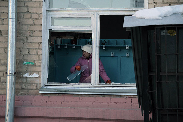 Жители Челябинска смели с полок магазинов скотчи и утеплители для окон, поскольку часть домов остались без стекол, во многих стекла треснули