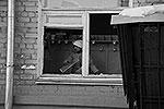 Жители Челябинска смели с полок магазинов скотчи и утеплители для окон, поскольку часть домов остались без стекол, во многих стекла треснули&#160;(фото: ИТАР-ТАСС)