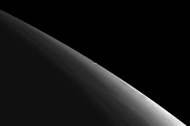 Европейский метеоспутник Meteosat SG сфотографировал след от болида. Изображение было сделано с помощью High Resolution Visible (HRV) канал SEVIRI, который может создавать снимки с высокими пространственными и временными разрешениями