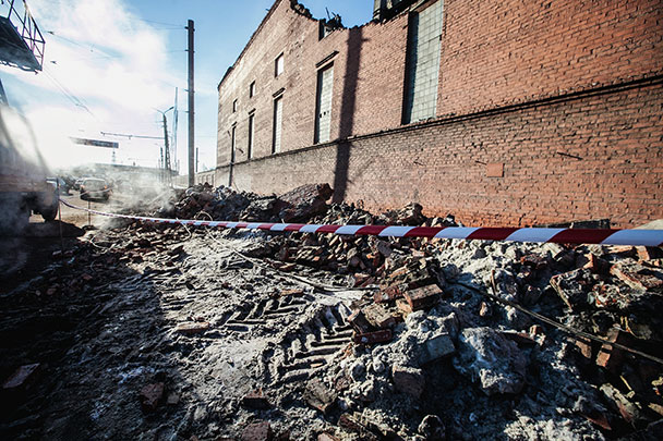 Разрушенная стена и часть кровли цинкового завода из-за волны, вызванной падением метеорита. Над территорией Уральского федерального округа произошло разрушение метеорита, частично сгоревшего в нижних слоях атмосферы, осколки упали в Челябинской области