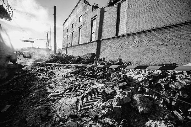 Разрушенная стена и часть кровли цинкового завода из-за волны, вызванной падением метеорита. Над территорией Уральского федерального округа произошло разрушение метеорита, частично сгоревшего в нижних слоях атмосферы, осколки упали в Челябинской области
