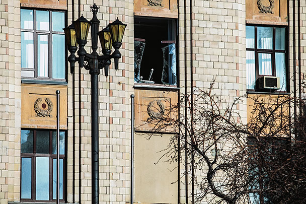 Окна в здании Южно-Уральского государственного университета, выбитые волной, вызванной падением метеорита. Над территорией Уральского федерального округа произошло разрушение метеорита, частично сгоревшего в нижних слоях атмосферы, осколки упали в Челябинской области
