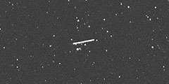 NASA обнародовало запись полета астероида 2012 DA14 весом 130 тыс. тонн, который пролетел на рекордно близком от Земли расстоянии. Некоторые эксперты именно с ним связывали появление челябинского метеорита