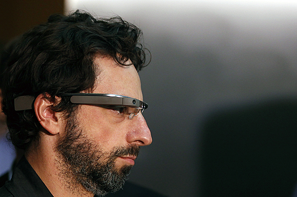 Судя по взгляду Сергея Брина, происходящее на линзах очков Google Glass несколько интереснее того, что происходит в реальности