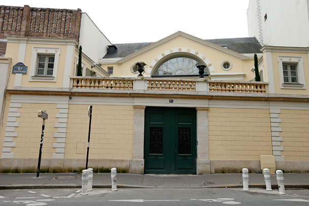 А это уже парижский дом Жерара Депардье. Как можно заметить, с саранской квартирой он оказался примерно в одной цветовой гамме