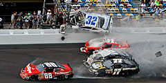 В субботу в американском городе Дайтона-Бич на чемпионате по автогонкам NASCAR столкнулись 10 автомобилей. Обломки одного из них вылетели на трибуны. Пострадали 33 человека