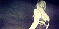 Поп-звезда Мадонна навлекла на себя гнев администрации Instagram, выложив у себя в профиле два недопустимых снимка: во-первых, она продемонстрировала ягодицы, во-вторых, выложила фото, права на которые ей не принадлежат