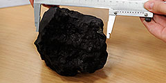 В Еткульском районе Челябинской области обнаружен самый крупный на данный момент осколок метеорита. Вес находки – 1,8 килограмма. По словам ученых, фрагмент имеет следы нескольких дроблений в атмосфере и необычную структуру