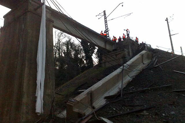 Повреждение одного из пролетов железнодорожного моста произошло в Краснодарском крае на перегоне Сочи – Лоо