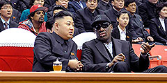 Бывшая звезда НБА Деннис Родман встретился с лидером Северной Кореи Ким Чен Ыном. Родман и Ким Чен Ын, который является большим поклонником баскетбола, вместе сидели на трибуне и наблюдали за матчем американской выставочной команды Harlem Globetrotters и сборной Северной Кореи