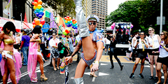 В австралийском Сиднее состоялся 35-й парад геев и лесбиянок в рамках фестиваля Марди Гра. Одних только танцоров на улицы вышло 10 тысяч. Фестиваль начался еще 8 февраля и завершился 35-м юбилейным ежегодным шествием в субботу, 2 марта