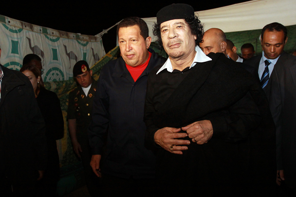 За год до убийства лидера Джамахирии Уго Чавес побывал в Ливии у Муаммара Каддафи, которого он считал одним из своих учителей