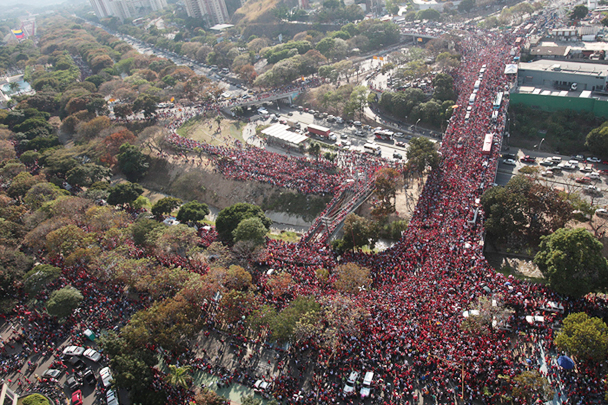 Траурный кортеж с гробом Чавеса сопровождали десятки тысяч венесуэльцев, скандировавших: «Чавес будет вечно жить в наших сердцах»
