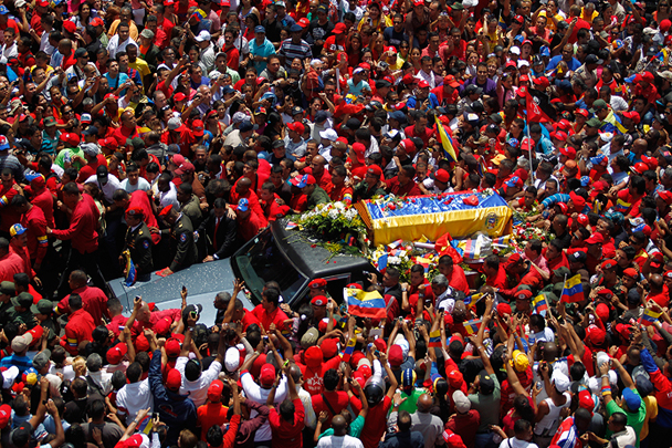 Гроб с телом Чавеса был провезен по улицам столицы Венесуэлы от военного госпиталя до здания Военной академии Каракаса, где когда-то учился скончавшийся президент