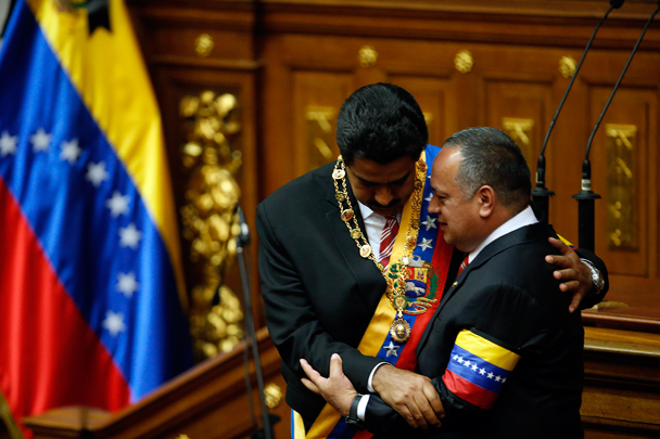 После принятия присяги Мадуро и Кабельо, не сдерживая слез, почтили память покойного президента Уго Чавеса